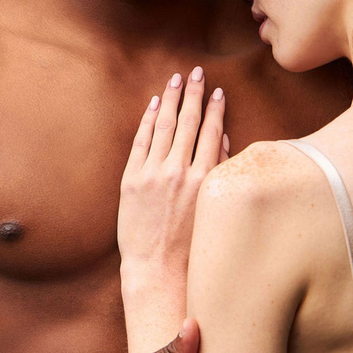 La commessa scopa il suo primo cazzo nero